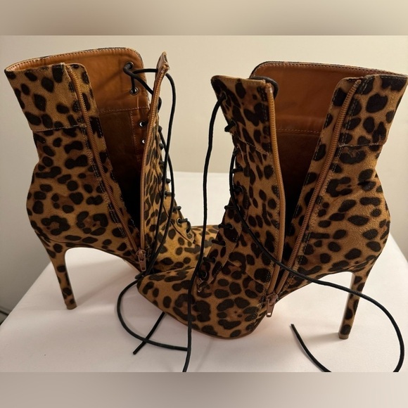 Olivia Jaymes Pointed Toe Cheetah Lace Up High Heel Stiletto Ankle Boot Size 9M - Picture 7 of 10